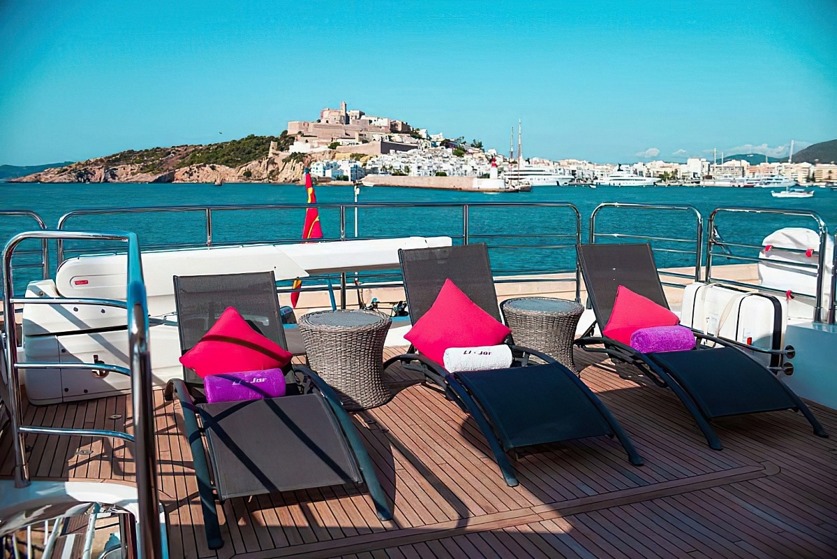 Продается моторная яхта Sunseeker 86 - лежаки на флайбридже